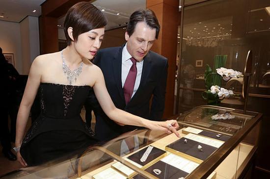 卡地亚中国区首席执行官李汉龙先生、著名演员 孙俪小姐参观卡地亚北京SKP精品店