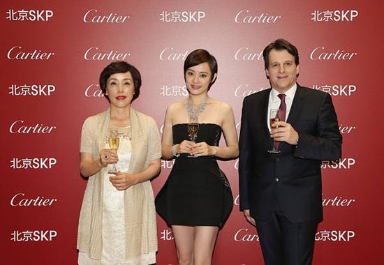 北京SKP常务副总经理卢雪梅女士、 著名演员孙俪小姐与卡地亚中国区首席执行官李汉龙先生共同揭幕“舞动光影·璀璨人生”卡地亚钻石系列珠宝展