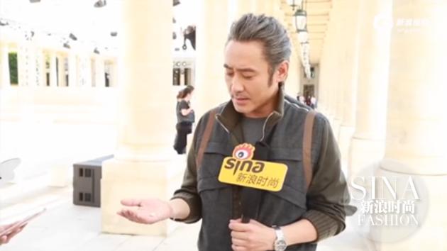 波叔正在介绍缠绕在他手腕上的项链