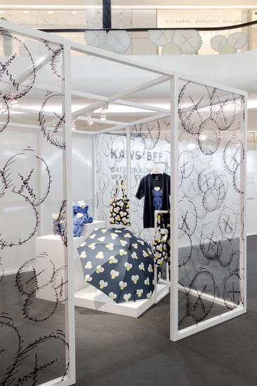 KAWS:BFF限量产品