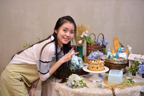 与亲手制作的蛋糕合影吧