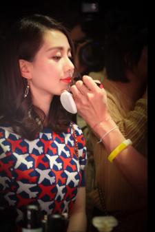 化妆师用香奈儿Rouge coco Stylo唇膏笔#204号珊瑚色为刘诗诗打造派对唇妆