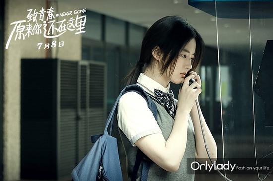 电影中,刘亦菲一身校服清纯的不得了,满满的美少女气