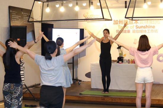 董骐针对办公室白领肩椎问题,在美国加州巴旦木协会悦动健康瑜伽媒体工作坊活动现场设计了3到5个简单易学的瑜伽动作,有助于快速舒缓肩颈疲劳。