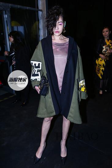 小S-徐熙娣身着Moschino 2016早秋系列外套现身2016秋冬米兰时装周莫斯奇诺 (Moschino) 秀场