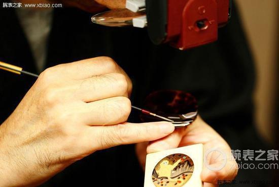 莳绘大师小泉三教向表盘上涂饰金粉