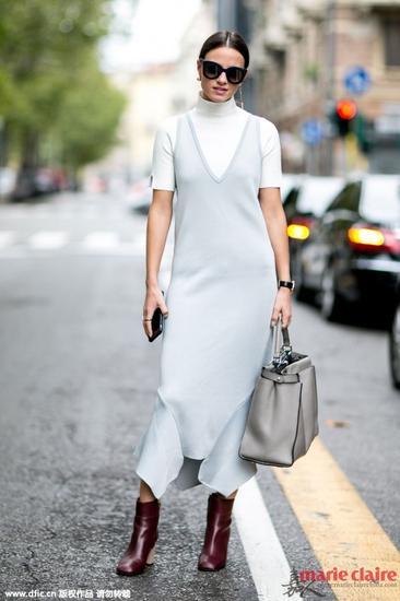 时尚博主 blogger Zina Charkoplia 连衣裙:Cmeo Collective手袋:Fendi Peekaboo短靴:Marni