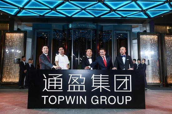 戴德梁行大中华副总裁:王盛先生; 中建三局副局长:汤财坤先生; 通盈集团董事长:石林先生; 洲际酒店集团大中华区首席运营官:陈卓德先生; 亚泰国际建设,CCD香港郑中设计事务所董事长:郑忠先生 (由左至右)