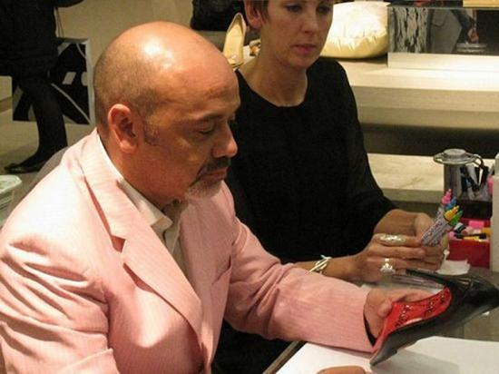 Christian Louboutin和他标志性的设计代表作之一——红底鞋