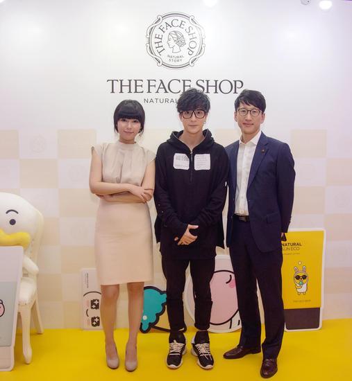 左-右:品牌负责人Tina&薛之谦&品牌副经理兼市场总监薛允卜