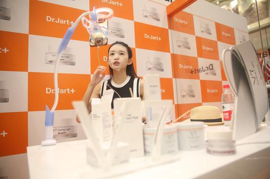 人气网红主播直播使用Dr.Jart+蒂佳婷V7素颜霜及药丸面膜产品