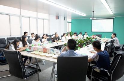 诺斯贝尔研发总监邱晓锋先生向师生们介绍诺斯贝尔的公司概况