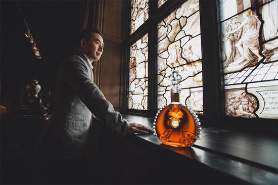 路易十三品鉴官蒋呈彦感怀于城堡的历史人文底蕴,不禁陷入沉思。