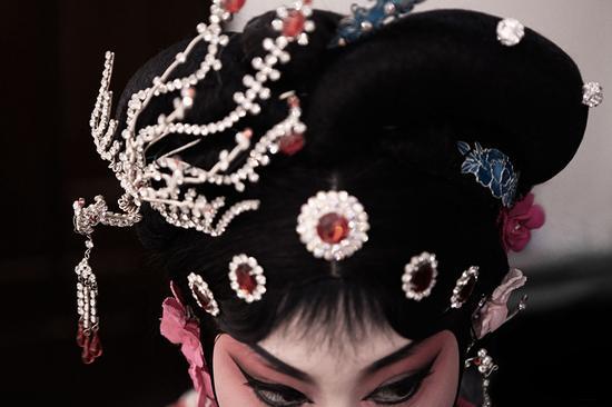 每一出昆曲都汇集了多种中国传统技艺,他们相辅相成,共同成就了这项美轮美奂的艺术。