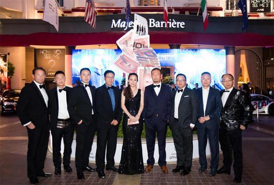 酒庄CEO Eric Vallat(左一)、路易十三品鉴官蒋呈彦(左三)、路易十三传讯经理史佳琼(中),及《今天传承·当代再造》项目资助人一行。