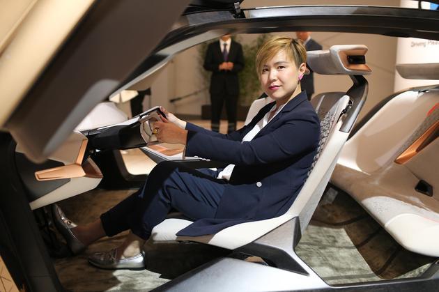曹斐女士体验BMW VISION NEXT 100概念车