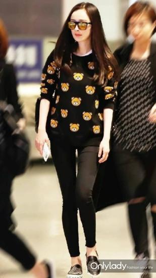 杨幂当了妈妈后,反而更像少女了。小熊卡通衫让全黑look变得非常可爱