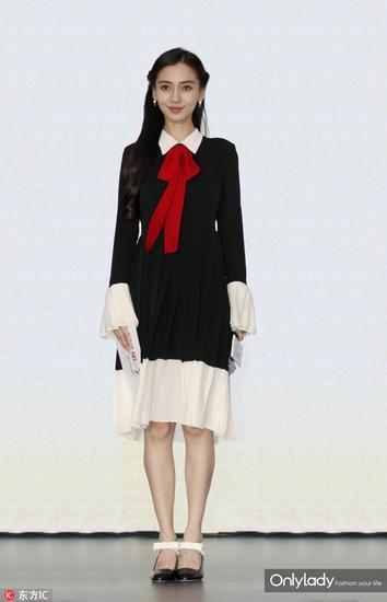 Angelababy 黑白连衣裙上的大红蝴蝶结真心抢镜,立刻变身为优雅端庄的校花