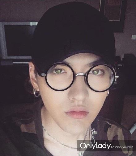 吴亦凡戴上眼镜,传说中又斯文又性感的感觉扑面而来