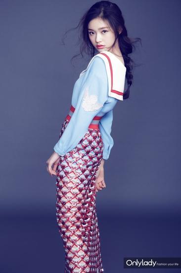 林允身着Marc Jacobs水手服。大领子是萌点,只要穿上身,便会让你变身成甜美可爱的高中生
