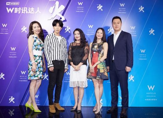 图二:W时讯达人,禾火之约派时尚开启(从左至右): 喜达屋酒店及度假酒店国际集团大中华区品牌负责人,瑞吉、豪华精选及W酒店,薛瑞女士; 时尚偶像韩火火先生;喜达屋酒店及度假酒店国际集团大中华区市场营销副总裁黄劼女士; 香港W酒店W Insider时讯达人林家俐女士; 北京长安街W酒店总经理俞范珠先生