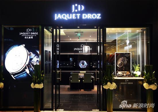 雅克德罗北京APM精品店的空间设计沿用了品牌的所有标志性元素:简约纯粹的建筑格局,纯正的奢华风范,以及探索雅克德罗与中国数个世纪历史渊源的独有体验。