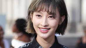 张俪短裙踝靴秀美腿