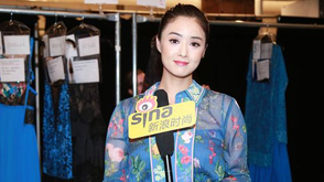 蒋欣穿印花透视裙