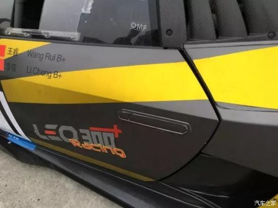 想坐进兰博基尼Huracan Super Trofeo赛车里装逼?这个逼还真不好装,因为,车门怎么打开啊……