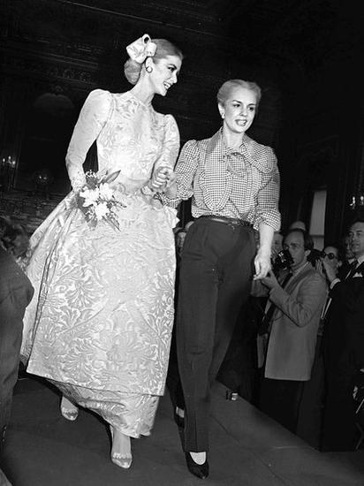 Carolina Herrera(图右),和她1981年秋季秀中的一个模特