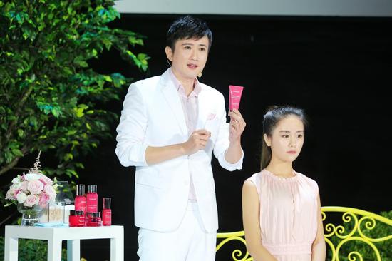 知名健康美肤专家家弘老师现场演示梦妆护肤系列产品