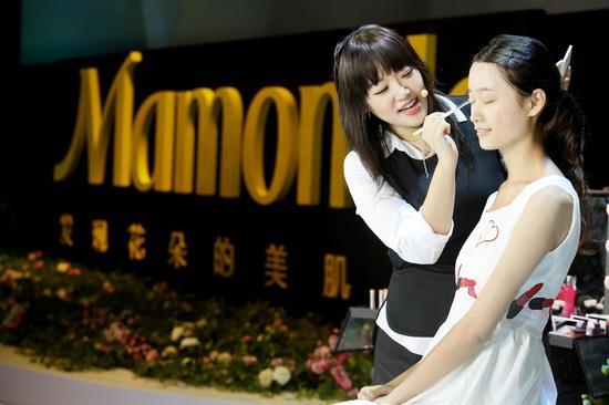 韩国的彩妆大师现场打造韩式清纯妆容