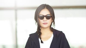 赵薇斗篷装气场足