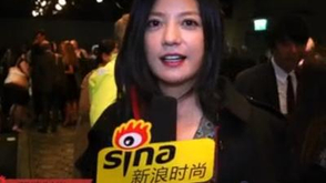 赵薇穿Burberry硬朗慵懒