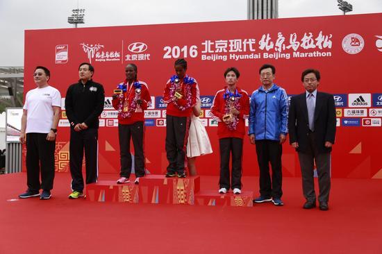 六福集团中国业务副总监刘天才先生为2016北马女子前三名颁发奖牌