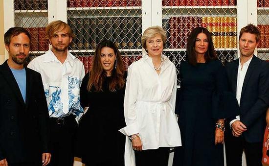 英国现任首相Theresa May与英国时尚产业从业者