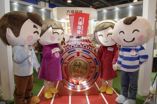 六福珠宝‘抱抱家庭’拉拉队为跑手加油鼓劲
