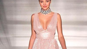 米兰达走秀美艳丰满