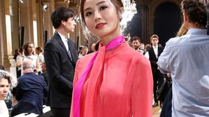 阿sa红裙娇艳欲滴