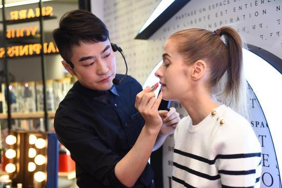 Lancome兰蔻全国首家概念快闪店 专业彩妆师现场妆容打造