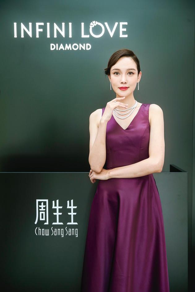 模特儿展示周生生Infini Love Diamond‘全爱钻’婚嫁系列钻饰