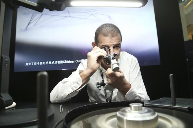 比利时工匠于展区即场示范Infini Love Diamond‘全爱钻’打磨工艺