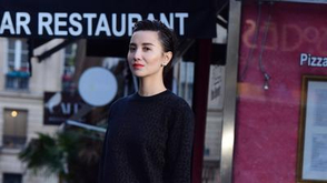 宋佳短发红唇霸气足