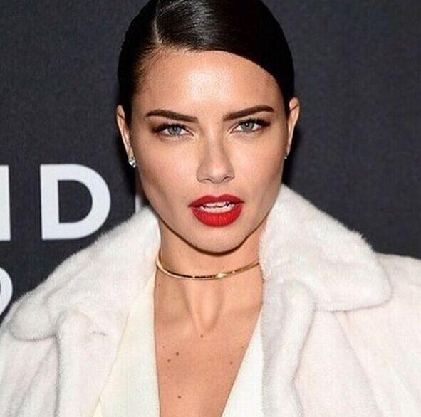 Adriana Lima以红唇搭配金色Choker