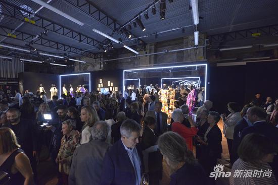 开幕酒会现场,500位来自世界各地的受邀名流、品牌资深客户、国际重量级媒体慕名前往