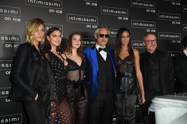 一众国际超模Anja Rubik, Irina Shayk, Barbara Palvin, Joan Smalls与Andrea Bocelli(中)和创办人Sandro Veronesi(最右)合照