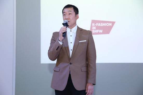 韩国时装协会总监金成灿(Sung-Chun Kim) 先生