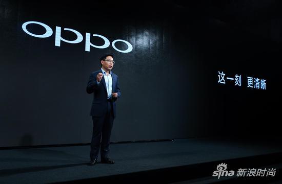OPPO副总裁吴强开场演讲,“电充满了,我们聊聊拍照吧!“
