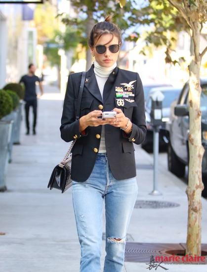 亚历山大·安布罗休(Alessandra Ambrosio)出街被拍
