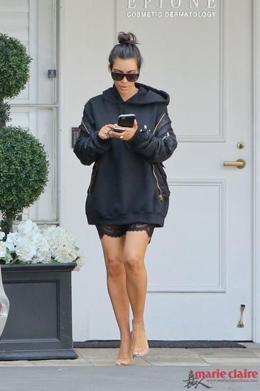 金卡戴珊(Kim Kardashian )脚踩透明一字带高跟鞋
